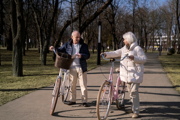Pełne ujęcie seniorów z rowerami