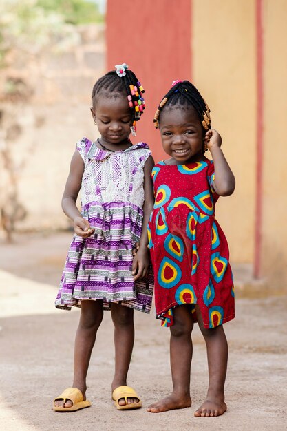 Pełne ujęcie słodkie afrykańskie dziewczyny na zewnątrz