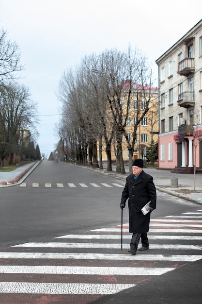 Pełne ujęcie starszego mężczyzny na spacerze