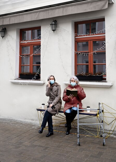 Pełne ujęcie starszych kobiet siedzących razem