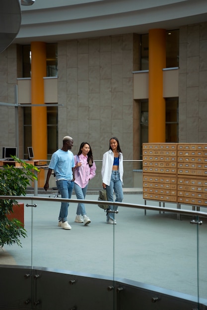 Bezpłatne zdjęcie pełne ujęcie studentów idących razem