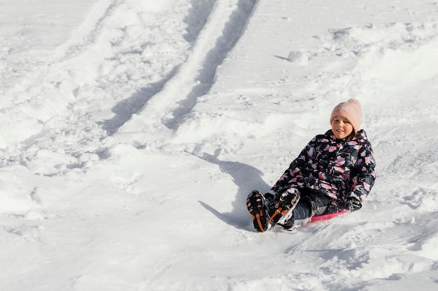 Pełne ujęcie uśmiechnięta dziewczyna w śniegu na zewnątrz
