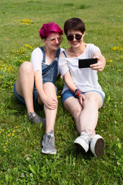 Pełne ujęcie znajomych, którzy razem robią selfie