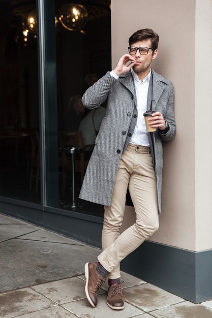 Pełny długość wizerunek biznesmen w eyeglasses i żakiecie