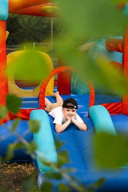 Pełny strzał buźki chłopca w bounce house