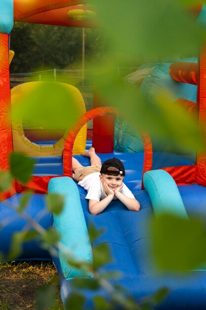 Pełny strzał buźki chłopca w bounce house