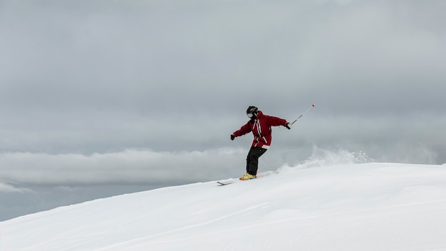 Bezpłatne zdjęcie pełny strzał człowieka na nartach