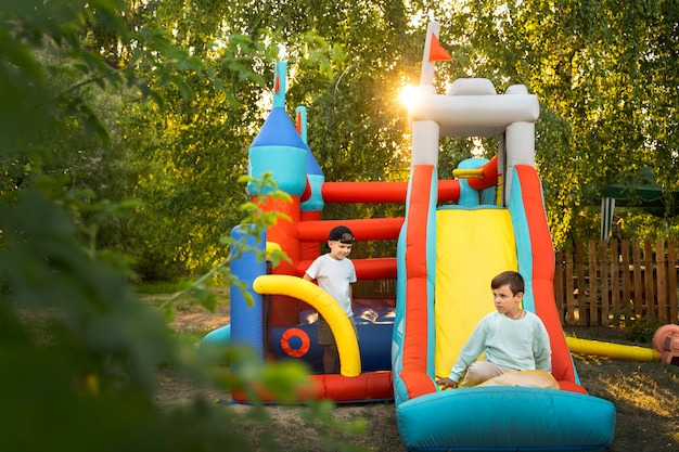 Pełny strzał dzieciaka bawiącego się w bounce house