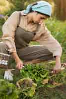 Bezpłatne zdjęcie pełny strzał kobieta ogrodnictwo wiejskie życie