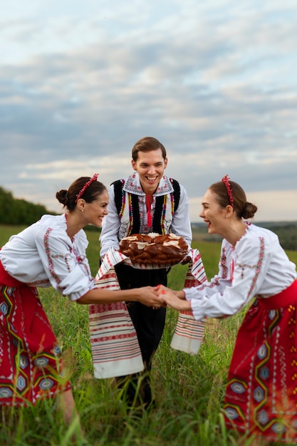 Bezpłatne zdjęcie pełny strzał ludzi tańczących z ciastem