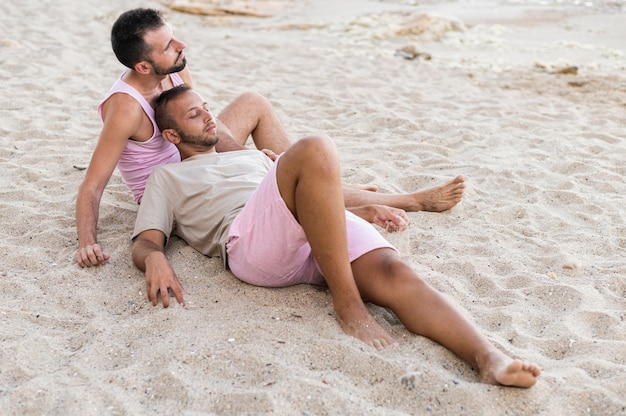 Pełny Strzał Mężczyzn Leżących Na Plaży