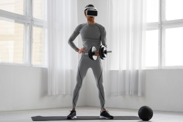 Pełny strzał mężczyzna robi fitness z okularami vr