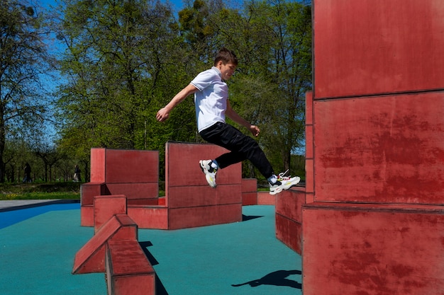 Bezpłatne zdjęcie pełny strzał mężczyzna robi parkour