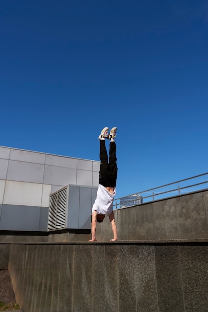 Bezpłatne zdjęcie pełny strzał mężczyzna robi trening parkour