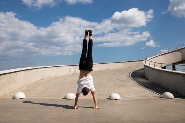 Pełny strzał mężczyzna robi trening parkour