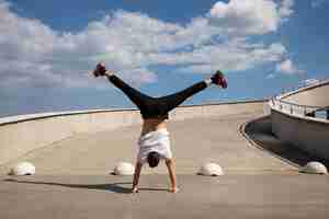 Bezpłatne zdjęcie pełny strzał mężczyzna robi trening parkour