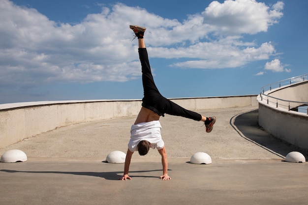 Pełny strzał mężczyzna robi trening parkour