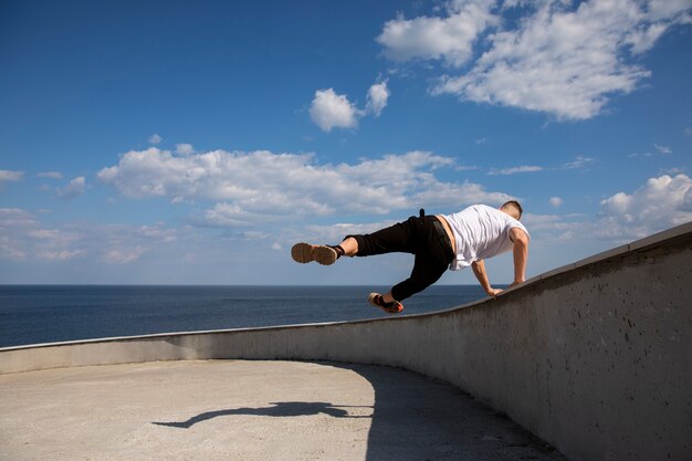 Pełny strzał mężczyzna robi trening parkour