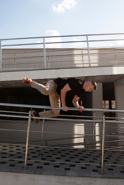 Pełny strzał mężczyzna robi trening parkour