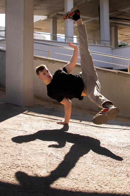 Pełny strzał mężczyzna robi trening parkour