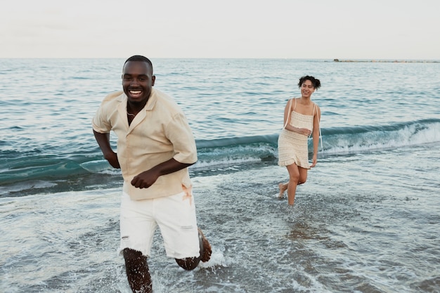 Pełny strzał mężczyzny biegnącego na plaży?