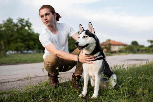 Pełny strzał mężczyzny trzymającego husky