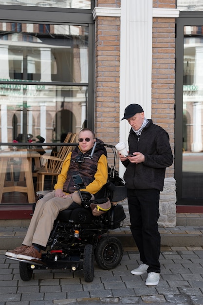 Pełny Strzał Niepełnosprawny Mężczyzna I Styl życia Przyjaciela