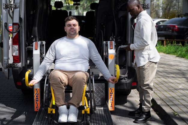 Pełny strzał niepełnosprawny mężczyzna na wózku inwalidzkim