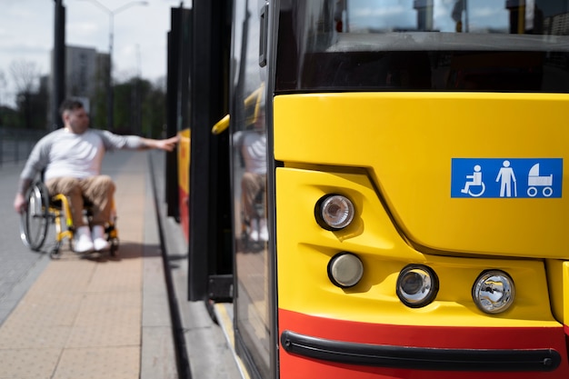 Pełny strzał niepełnosprawny mężczyzna w pobliżu autobusu