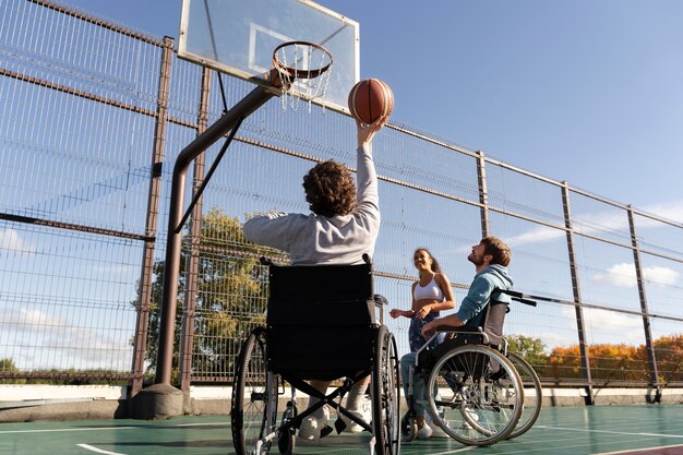Pełny strzał osób niepełnosprawnych grających w koszykówkę