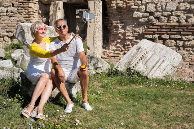 Bezpłatne zdjęcie pełny strzał para robienia selfie