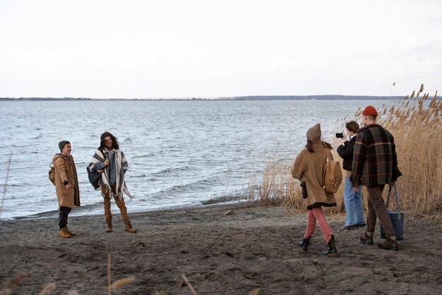 Pełny strzał przyjaciół na plaży?