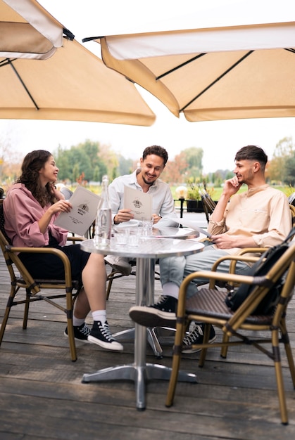 Pełny strzał przyjaciół w restauracji