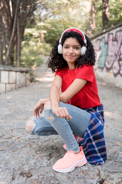 Pełny strzał smiley girl noszenie słuchawek