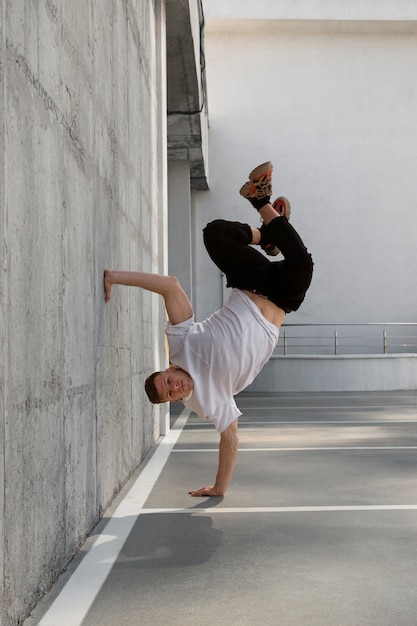 Bezpłatne zdjęcie pełny strzał sprawny mężczyzna robi trening parkour