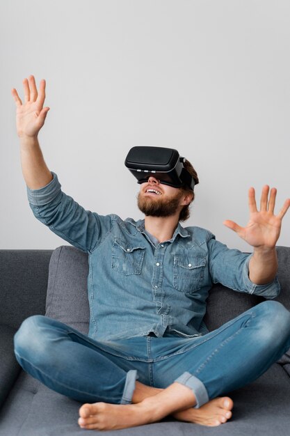 Pełny strzał szczęśliwy człowiek w okularach vr