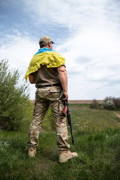 Bezpłatne zdjęcie pełny strzał żołnierza wojny rosyjskiej na ukrainie