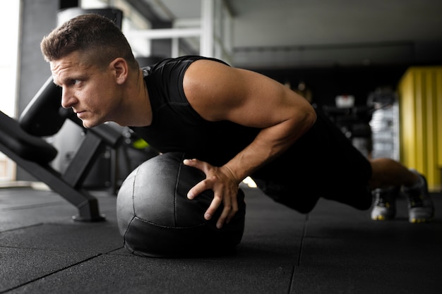 Bezpłatne zdjęcie pełny trening mężczyzny z piłką