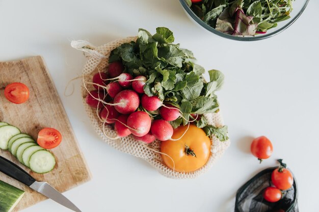 Pełny widok organicznych warzyw na stole