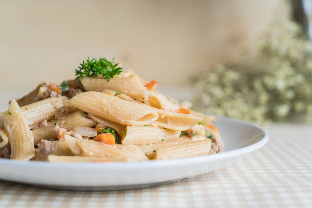 Penne makaron sera śmietanowego