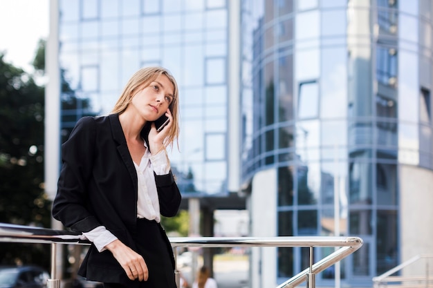 Pensively kobieta rozmawia przez telefon