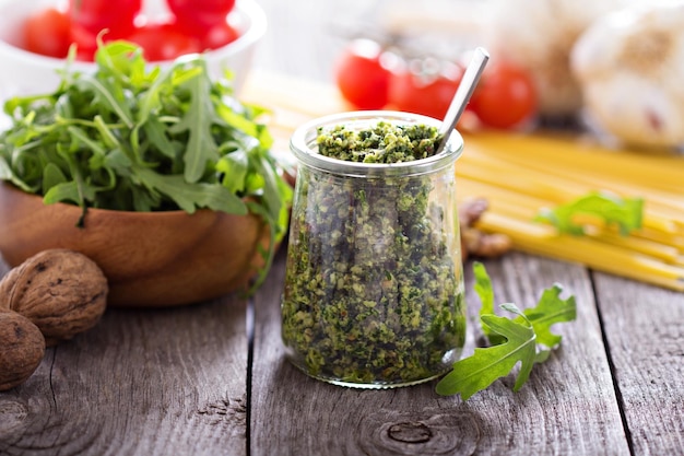 Bezpłatne zdjęcie pesto z rukoli orzechowej