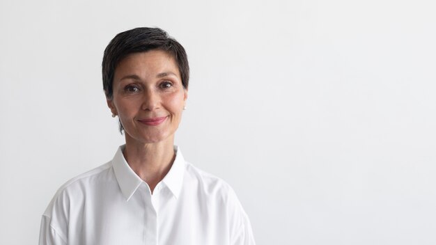 Pewna siebie portret kobiety w średnim wieku
