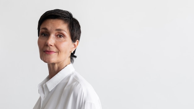 Pewna siebie portret kobiety w średnim wieku