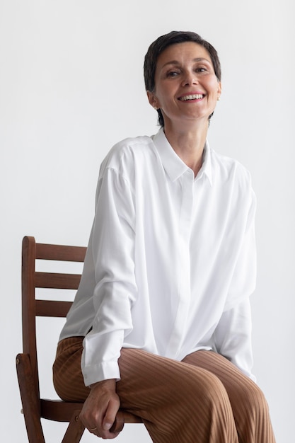Pewna siebie portret kobiety w średnim wieku