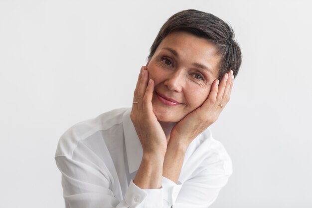 Pewna siebie portret kobiety w średnim wieku