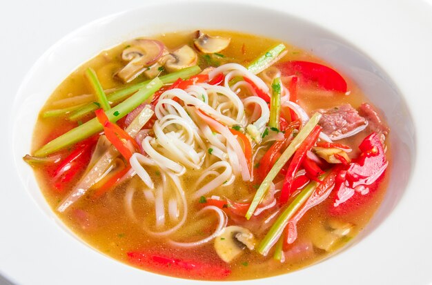 Pho bo, wietnamska zupa z makaronem ryżowym, wołowiną i grzybami