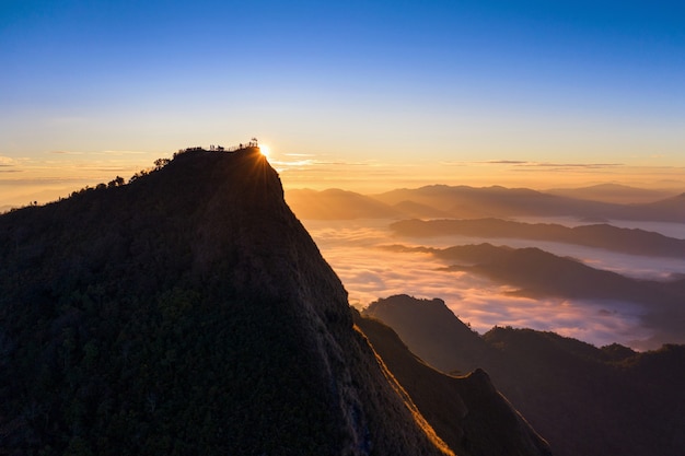 Phu Chi Dao o wschodzie słońca w Chiang Rai, Tajlandia