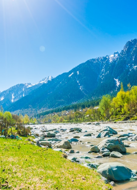 Pi? Kna rzeka i pokryte? Niegiem góry krajobraz Kaszmir stan, Indie.