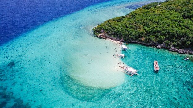 Piaszczysta plaża cebu turkusowa woda